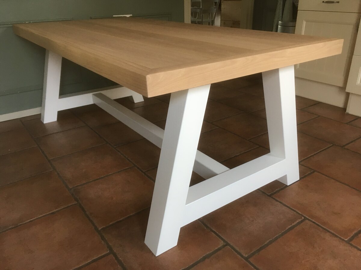 Massief eiken tafel met wit A-onderstel